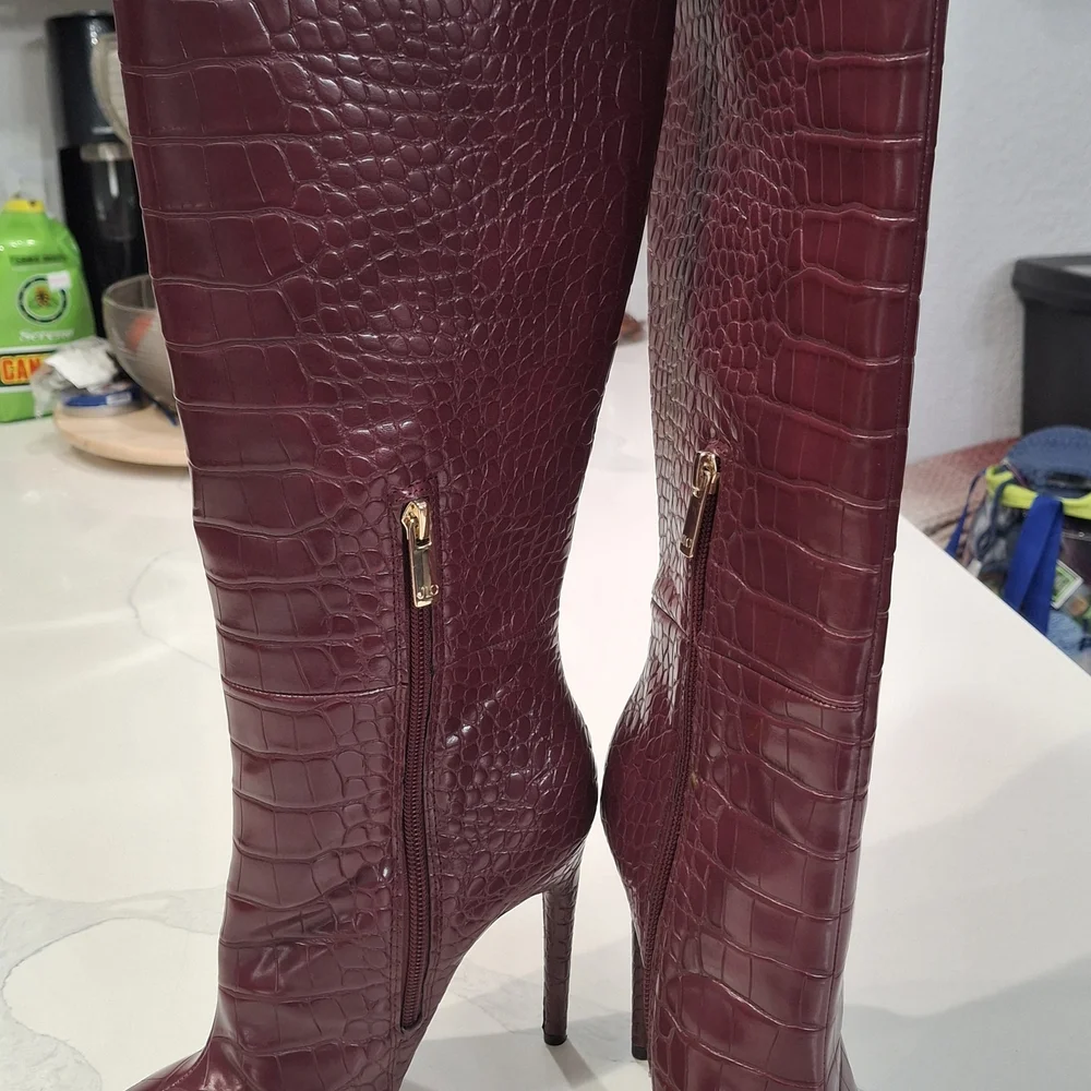 💋Jennifer Lopez  Boots .Elegant Burgundy Croc-Embossed Knee-High Boots💋 - Picture 2 of 12